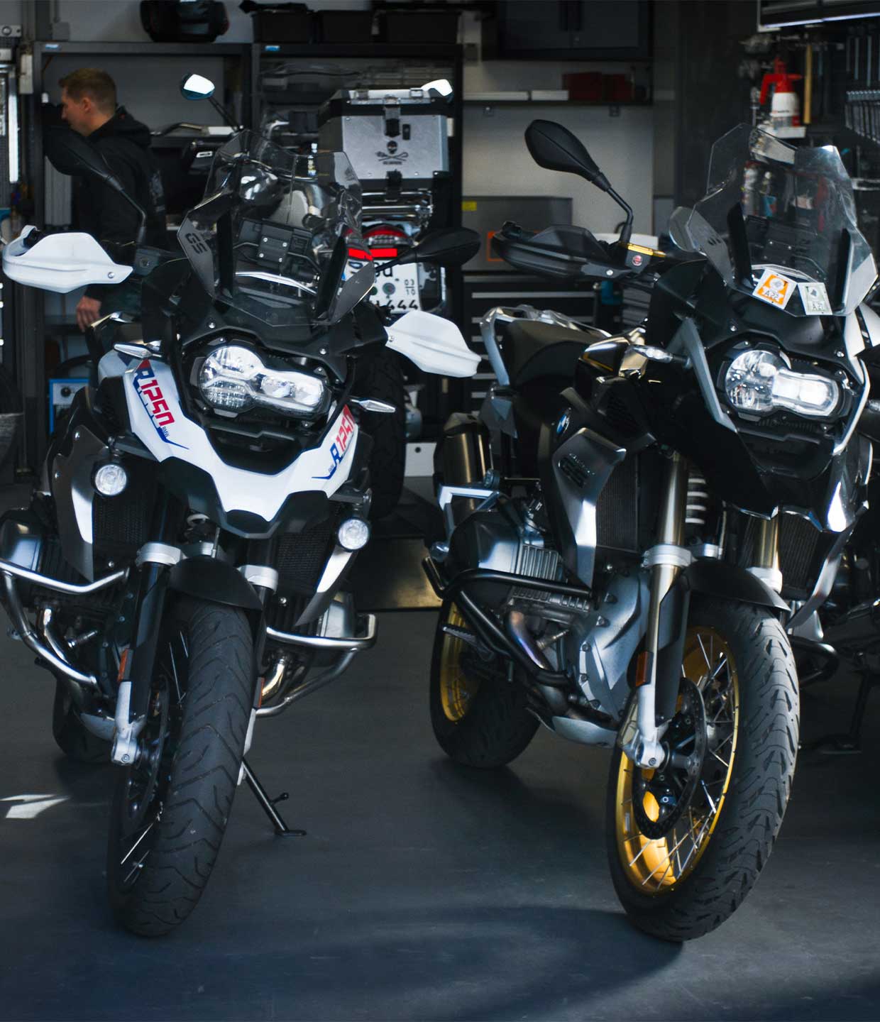 Motorradwerkstatt in Dattenberg Sven Kurtenbach am Eingang mit Motorräddern