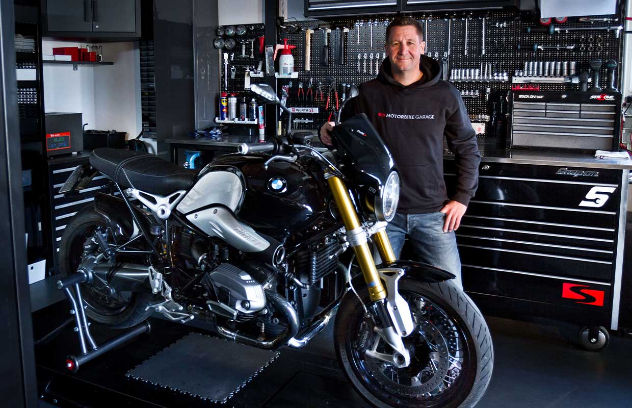 Sven Kurtenbach in der Motorbike-Garage Motorradwerkstatt in Dattenberg bei Linz am Rhein