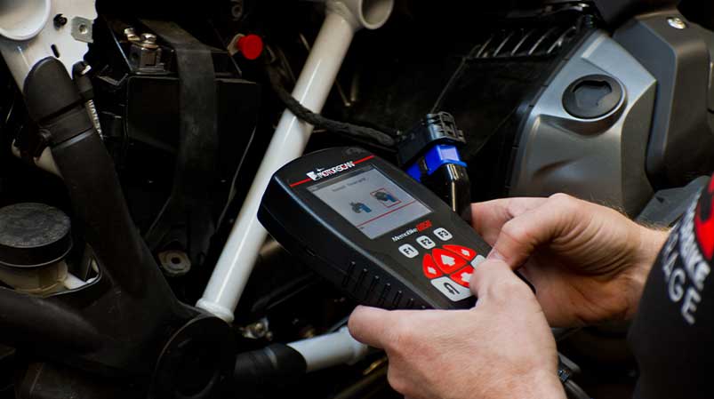 Motorrad Diagnose durch Motorradmechaniker-Meister