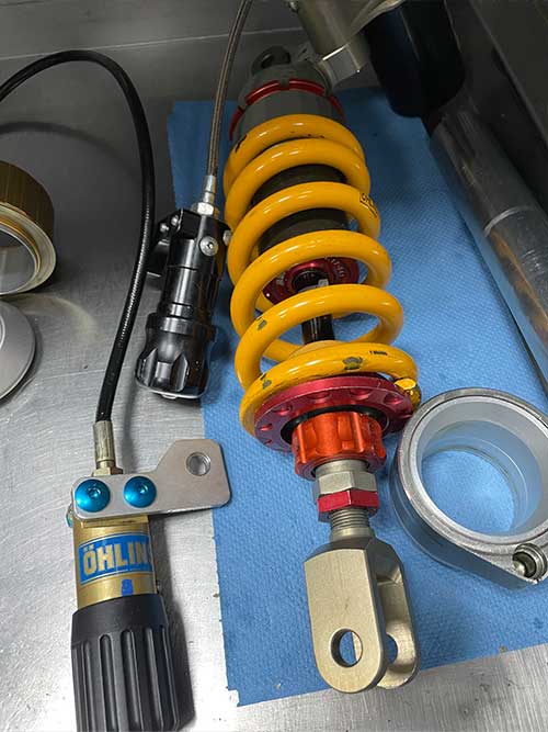 Teile vom Motorradfahrwerk zur Instandsetzung in der Motorradwerkstatt