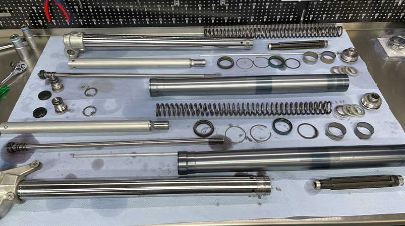 Motorrad Diagnose am Fahrwerk durch Motorradmechaniker-Meister