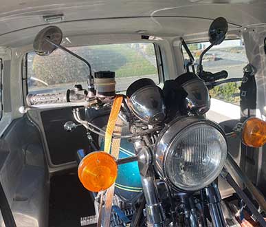 Motorrad festgeschnurt im Bus beim Transport