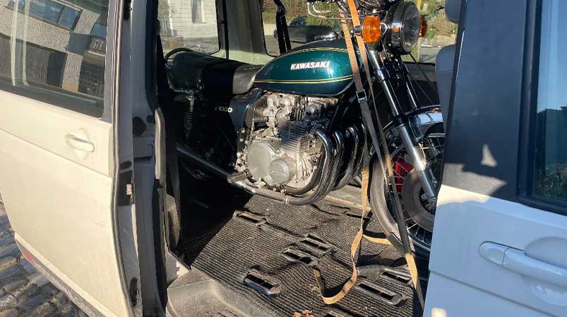 Motorrad-Service, Motorrad im Bus