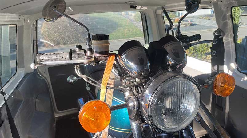 Motorrad im Bus beim Transport zur Werkstatt