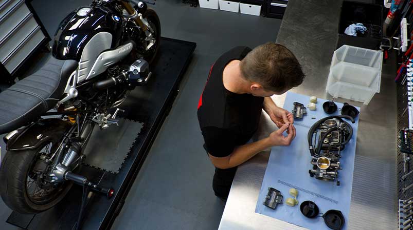 Motorradmechaniker Sven Kurtenbach bei der Arbeit am Motorradvergaser