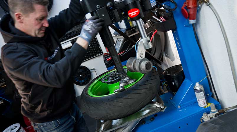 Arbeit am Motorradreifen