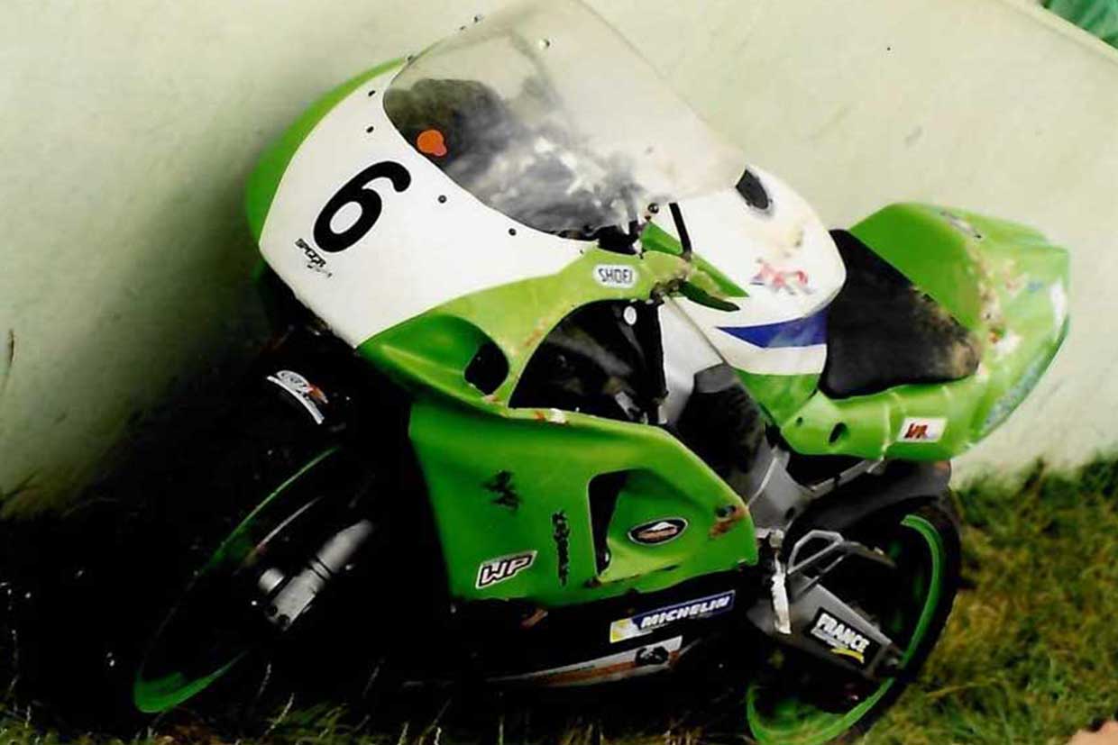 Grünes Motorrad nach Unfall. Instandsetzungen folgen jetzt im Service der Motorrad-Werkstatt