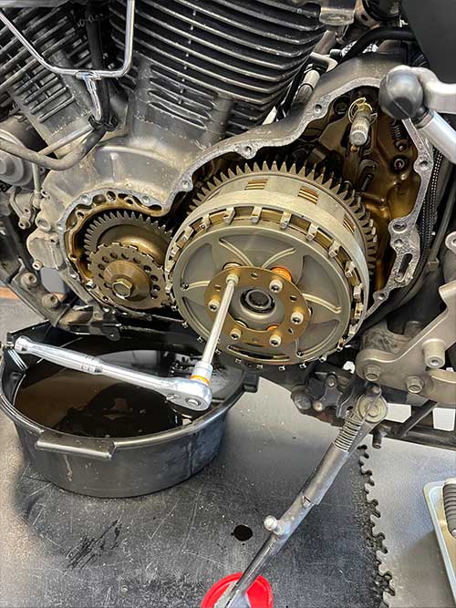 Teile vom Motorrad zur Reparatur in der Motorradwerkstatt