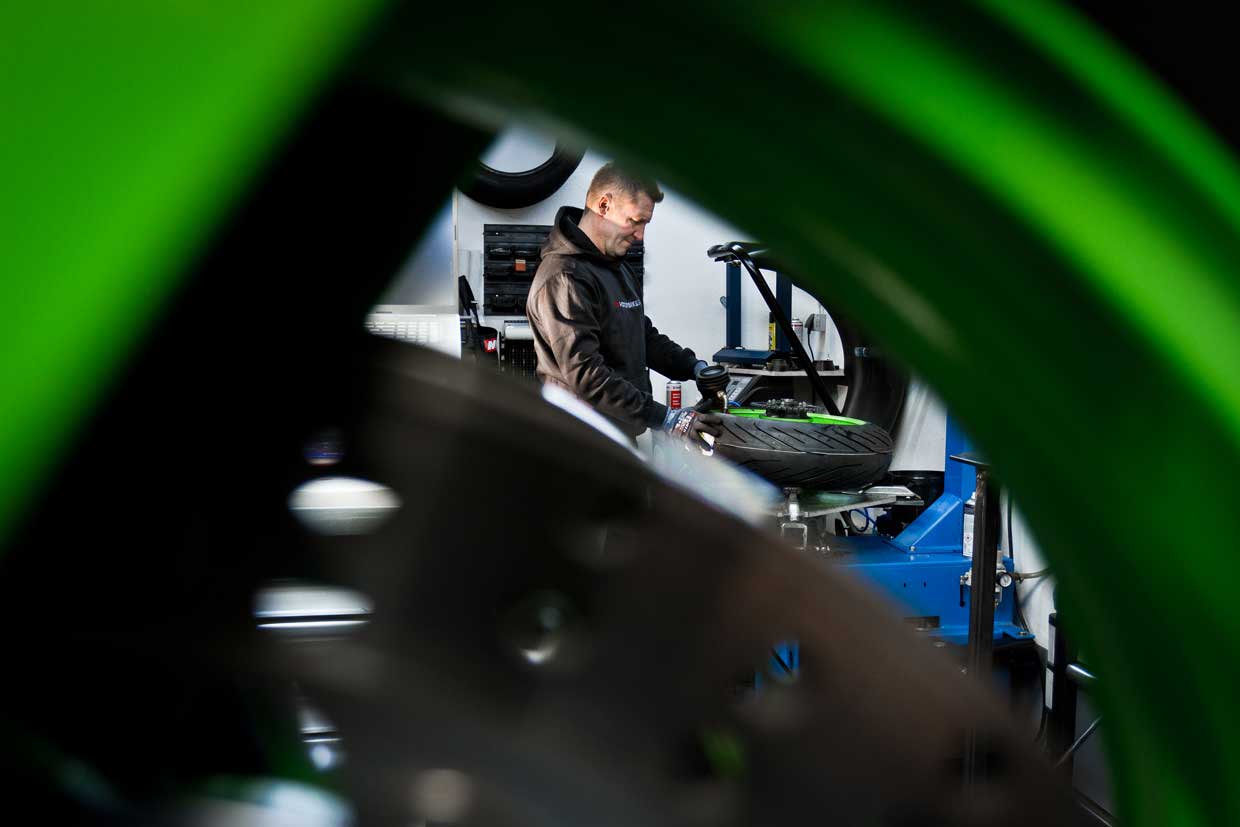 Sven beim Reifenwechsel für ein Motorrad