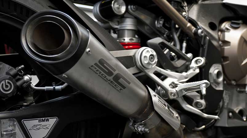 Motorradmechaniker Sven Kurtenbach bei der Arbeit am Motorrad-Umbau