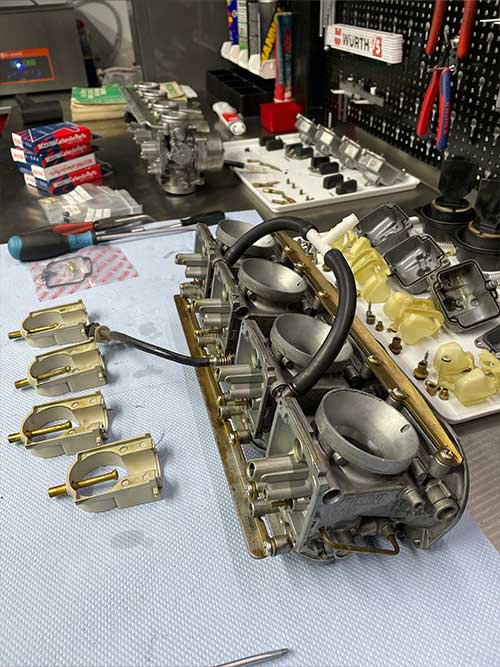 Teile vom Motorradvergaser zur Instandsetzung in der Motorradwerkstatt