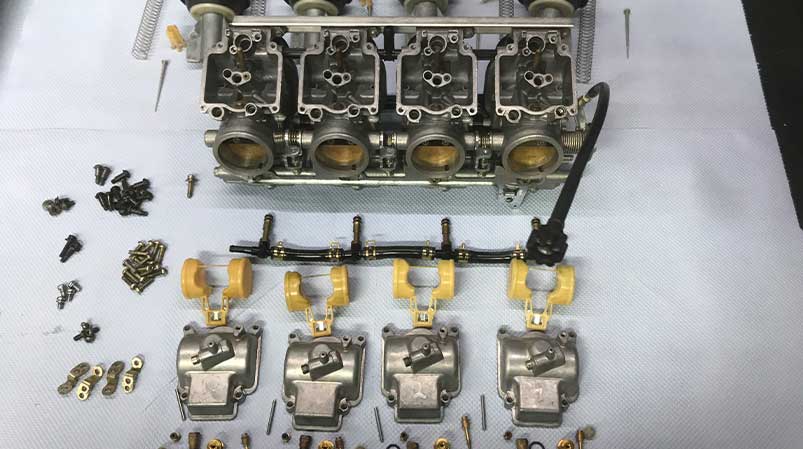 Motorradmechaniker Sven Kurtenbach bei der Vergaser Instandsetzung am Motorrad