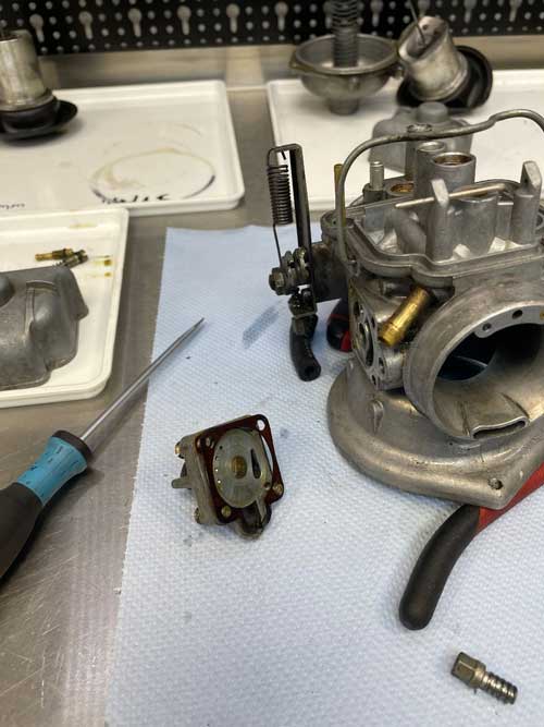 Motorradvergaser auf der Werkbank 