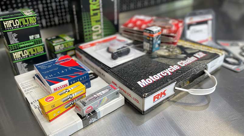 Motorradmechaniker Sven Kurtenbach bei der Arbeit am Motorrad-Umbau