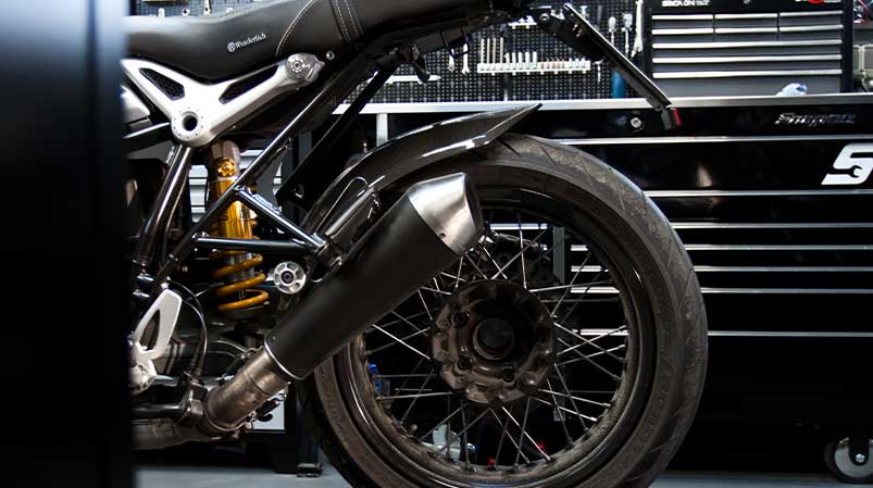 Abbildung eines Motorrads bei der Reparatur in der Motorrad Werkstatt Dattenberg