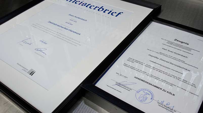 Motorradmechaniker bei der Arbeit am Motorrad